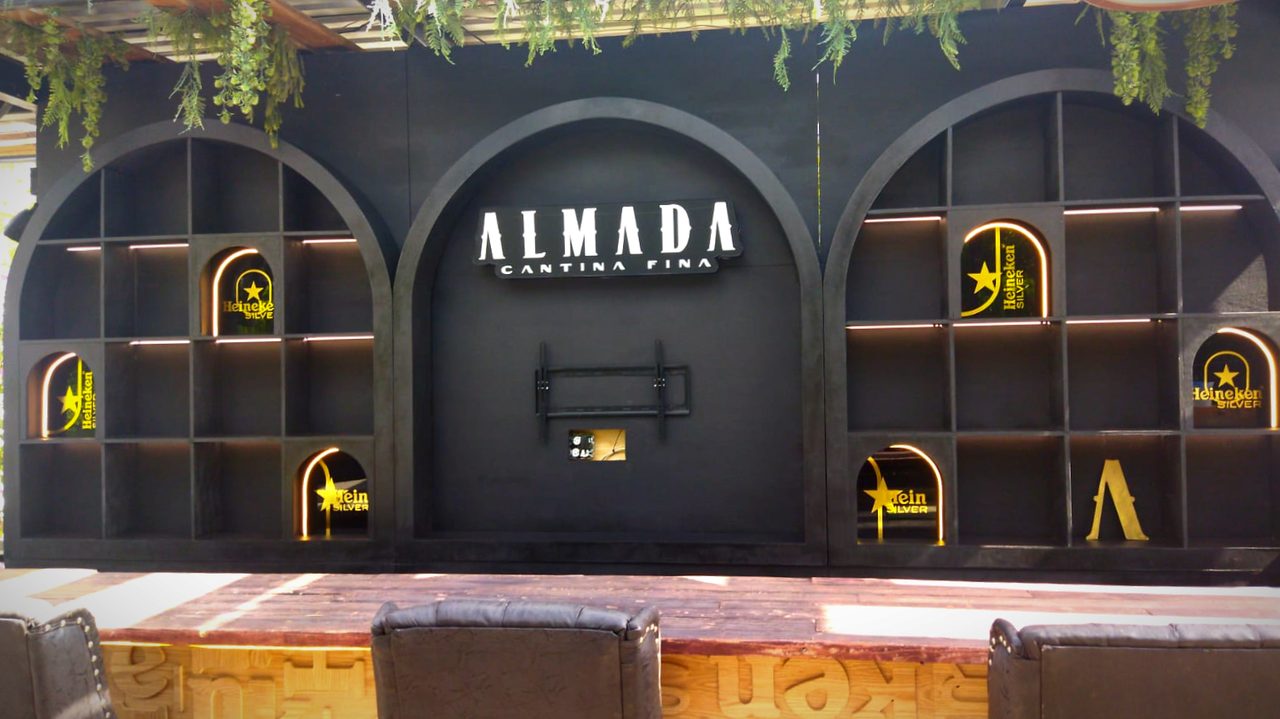 Fachada y nichos retroiluminados fabricados por Rexicut